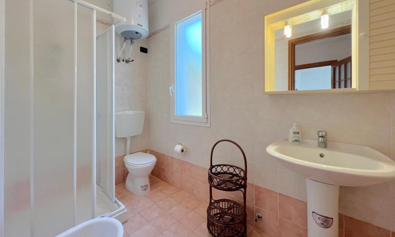 Bagno con lavandino e WC
