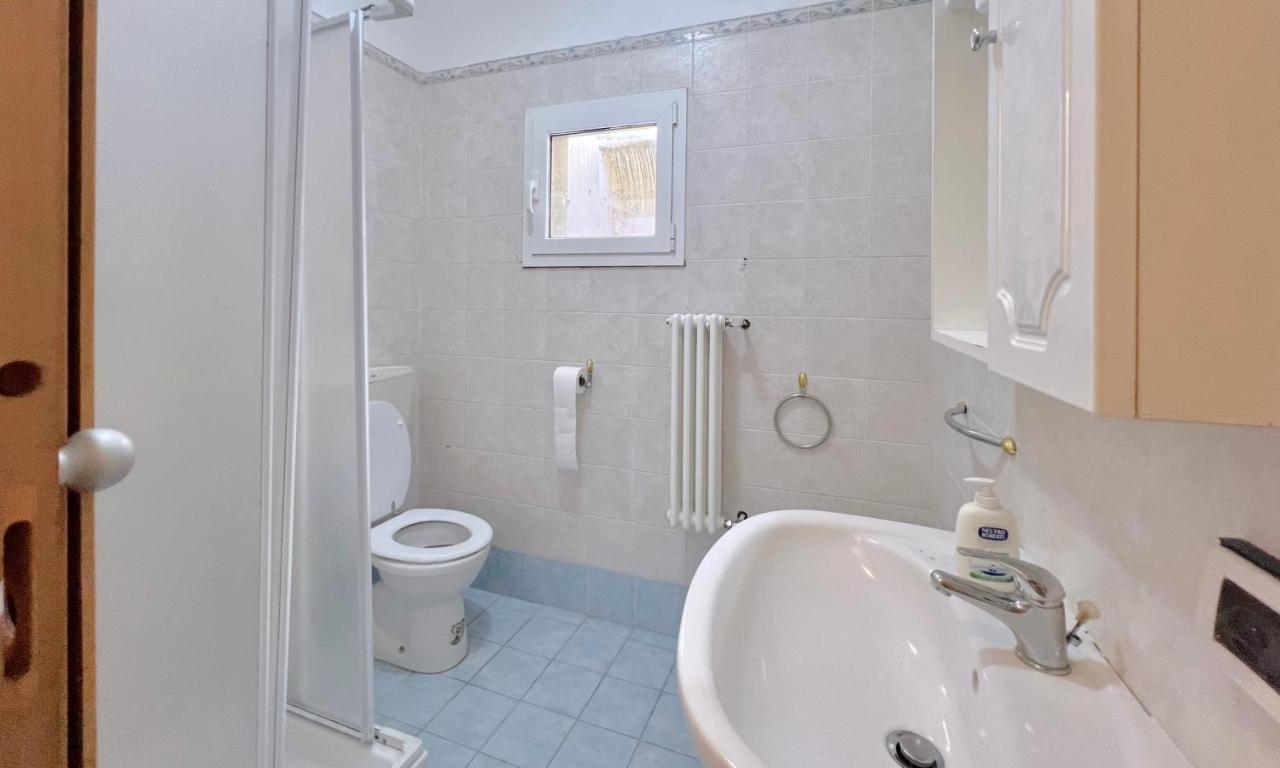 Bagno completo con doccia, WC e lavandino