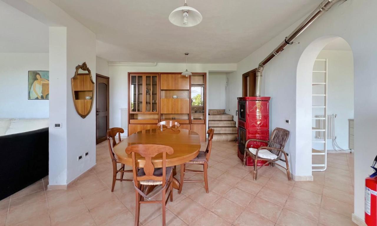 Corridoio con porta finestra e console