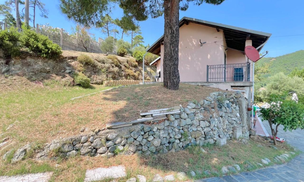 Esterno della casa con vialetto in pietra