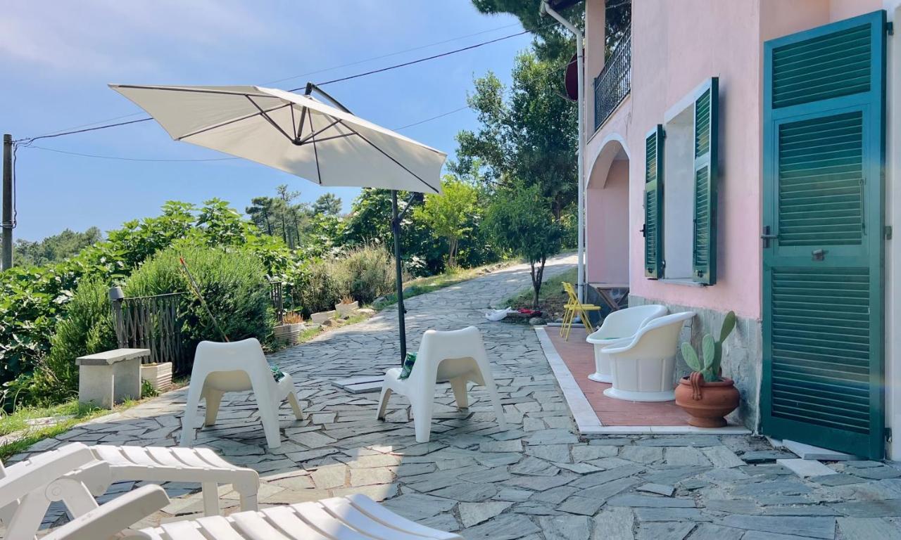 Angolo living con tavolino in marmo