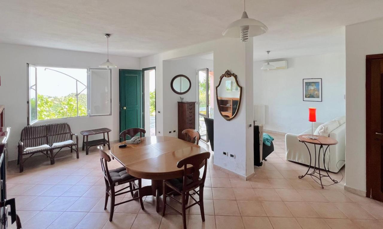 Open-space living e zona pranzo con vista mare dalla finestra