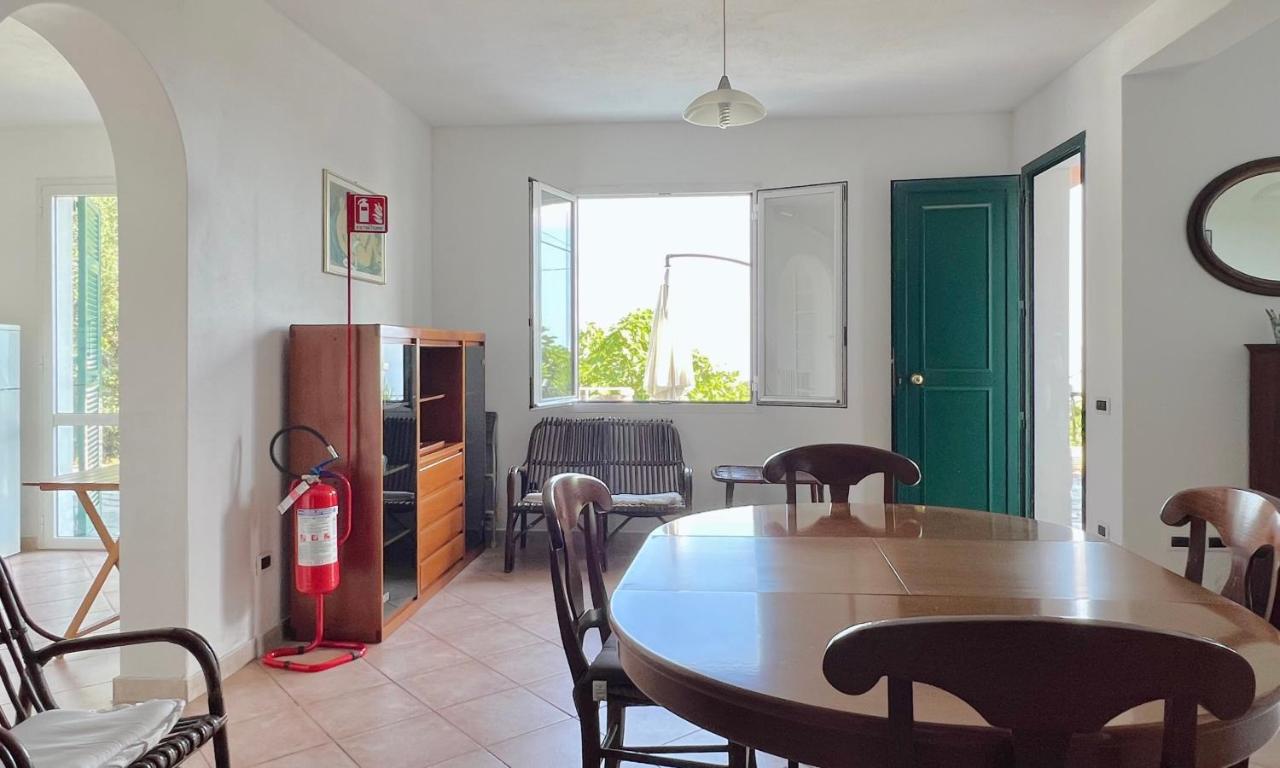 Sala da pranzo con tavolo rotondo