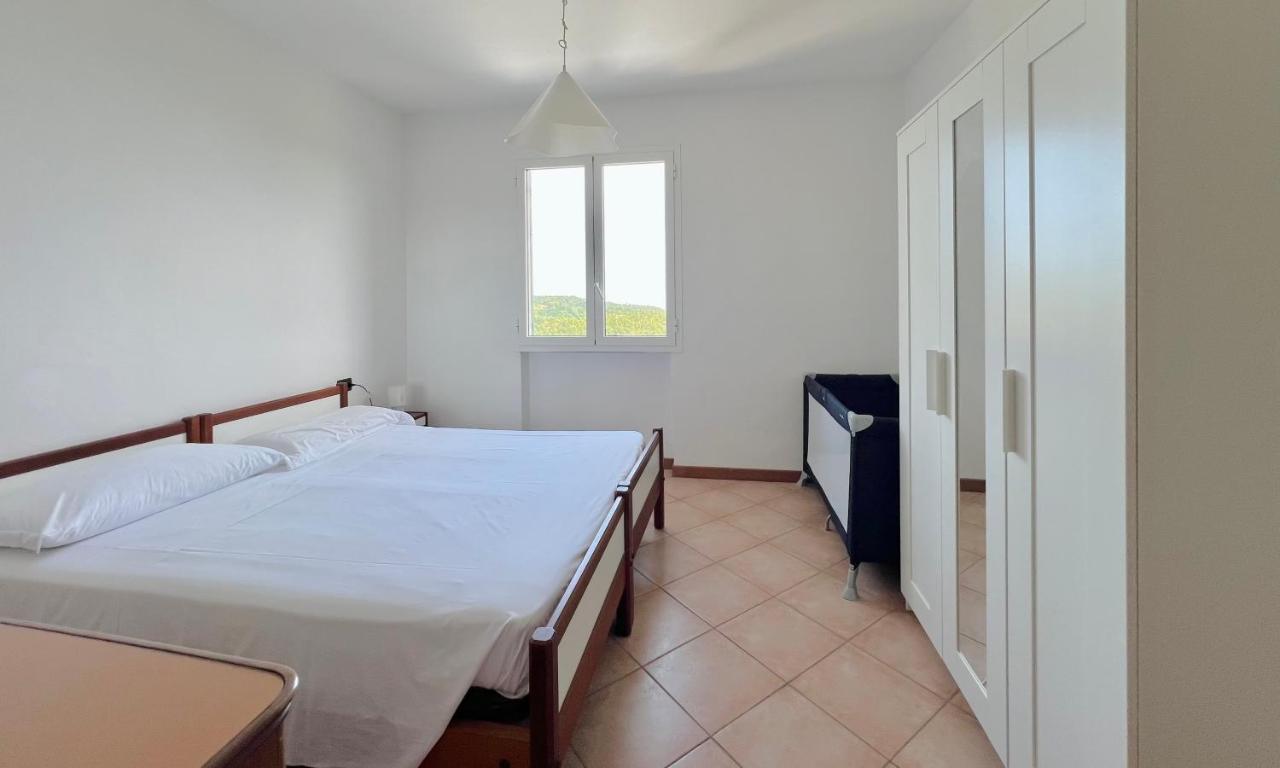 Sala da pranzo con tavolo bianco e sedie gialle