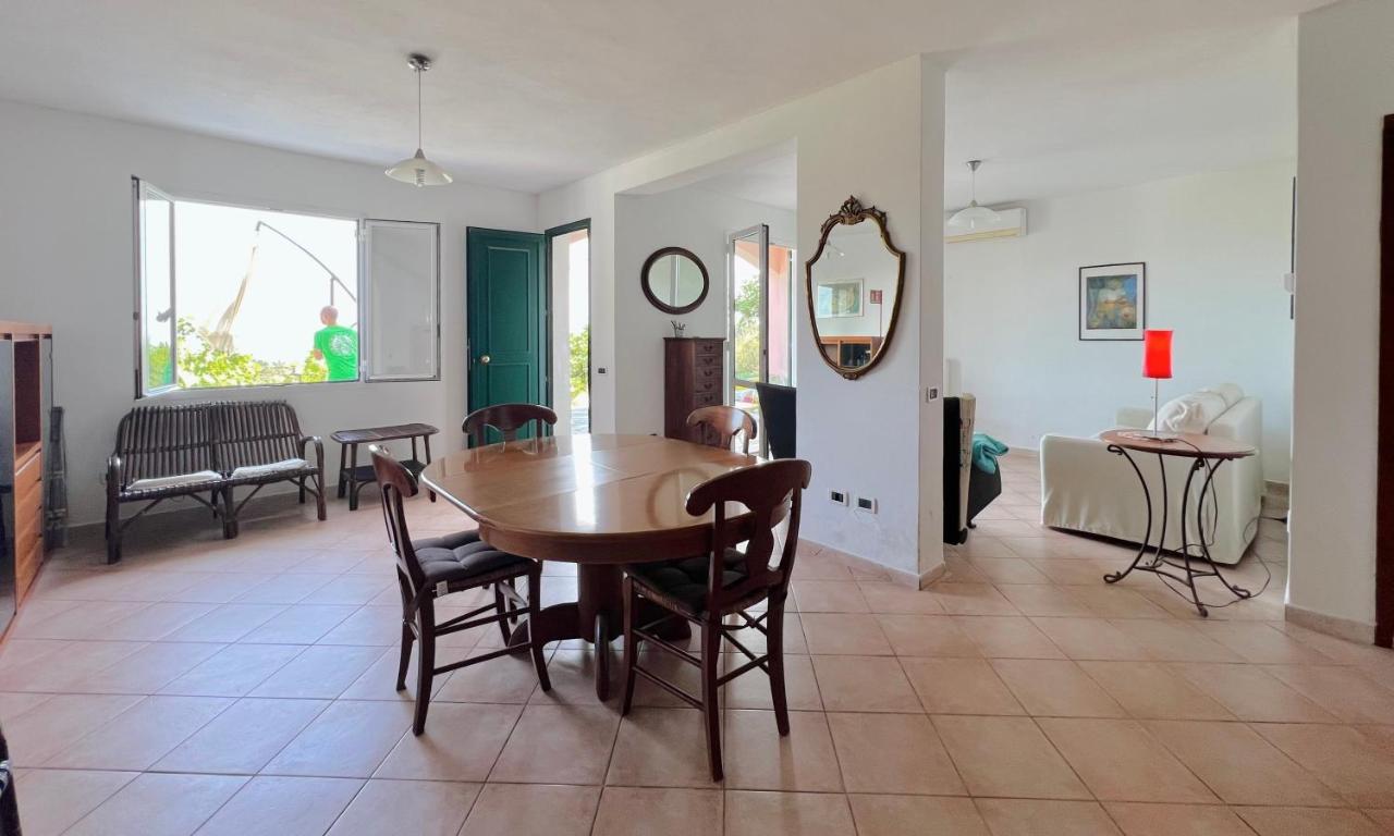 Sala da pranzo con tavolo rotondo