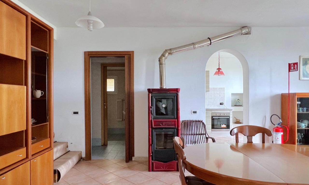 Sala da pranzo lunga con mobile rosso