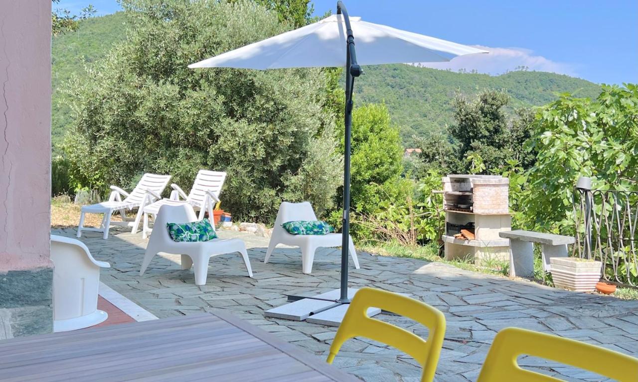 Terrazzo con tavolo da pranzo all'aperto
