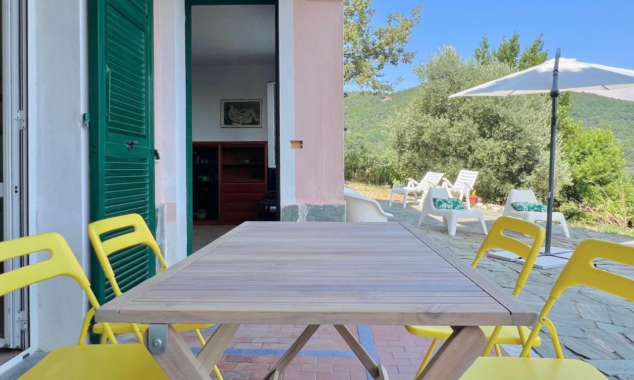 Terrazzo con tavolo, sedie gialle e ombrellone